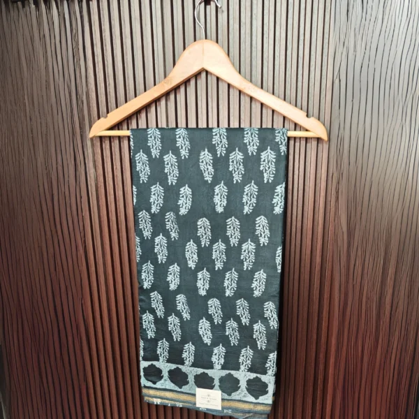 Maheshwari Handloom cotton Saree – Elegant Black with Golden Zari Border - Image 3